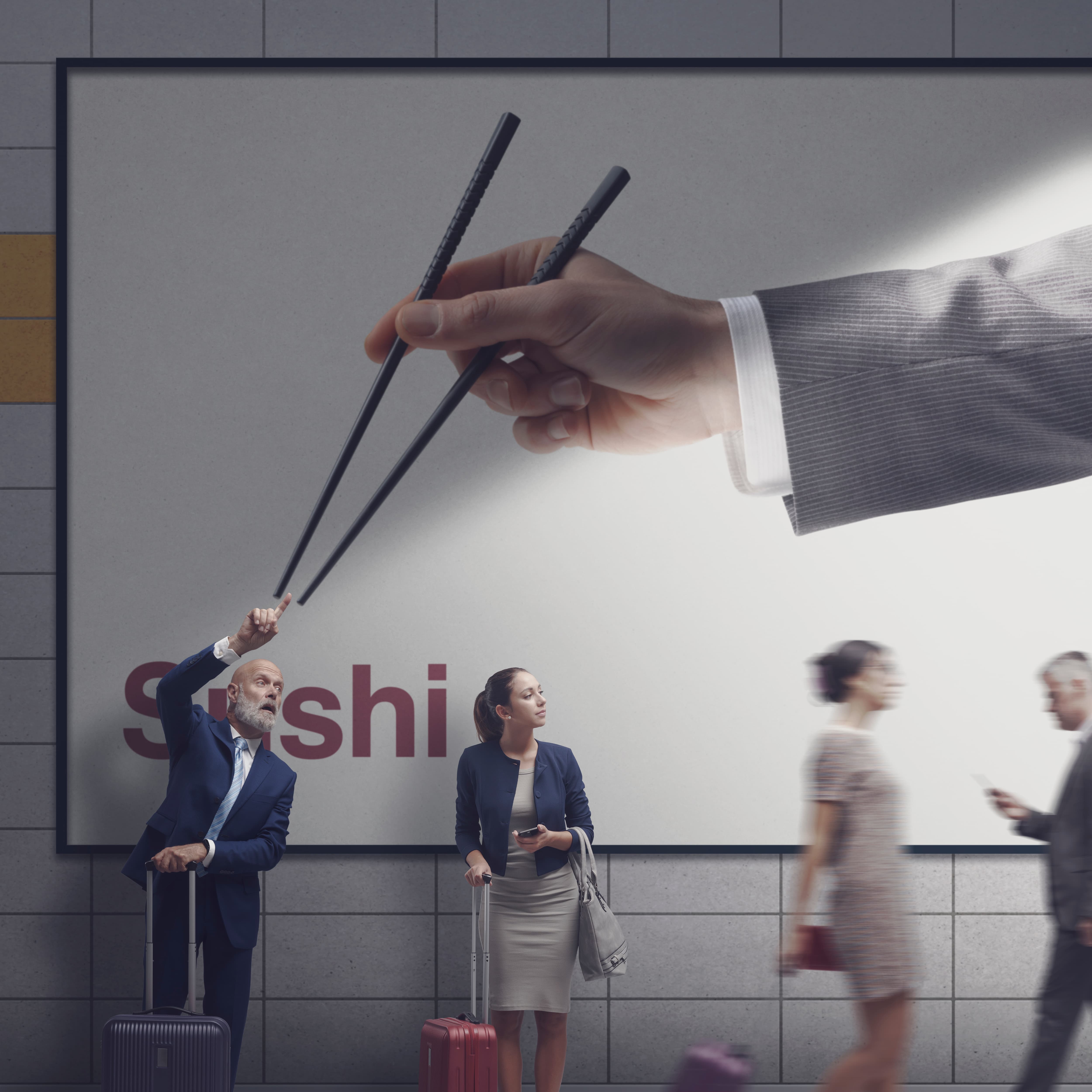 Mesa de trabajo con ordenador, tablet y bocetos de diseño gráfico, reflejando tendencias creativas en Madrid en 2024