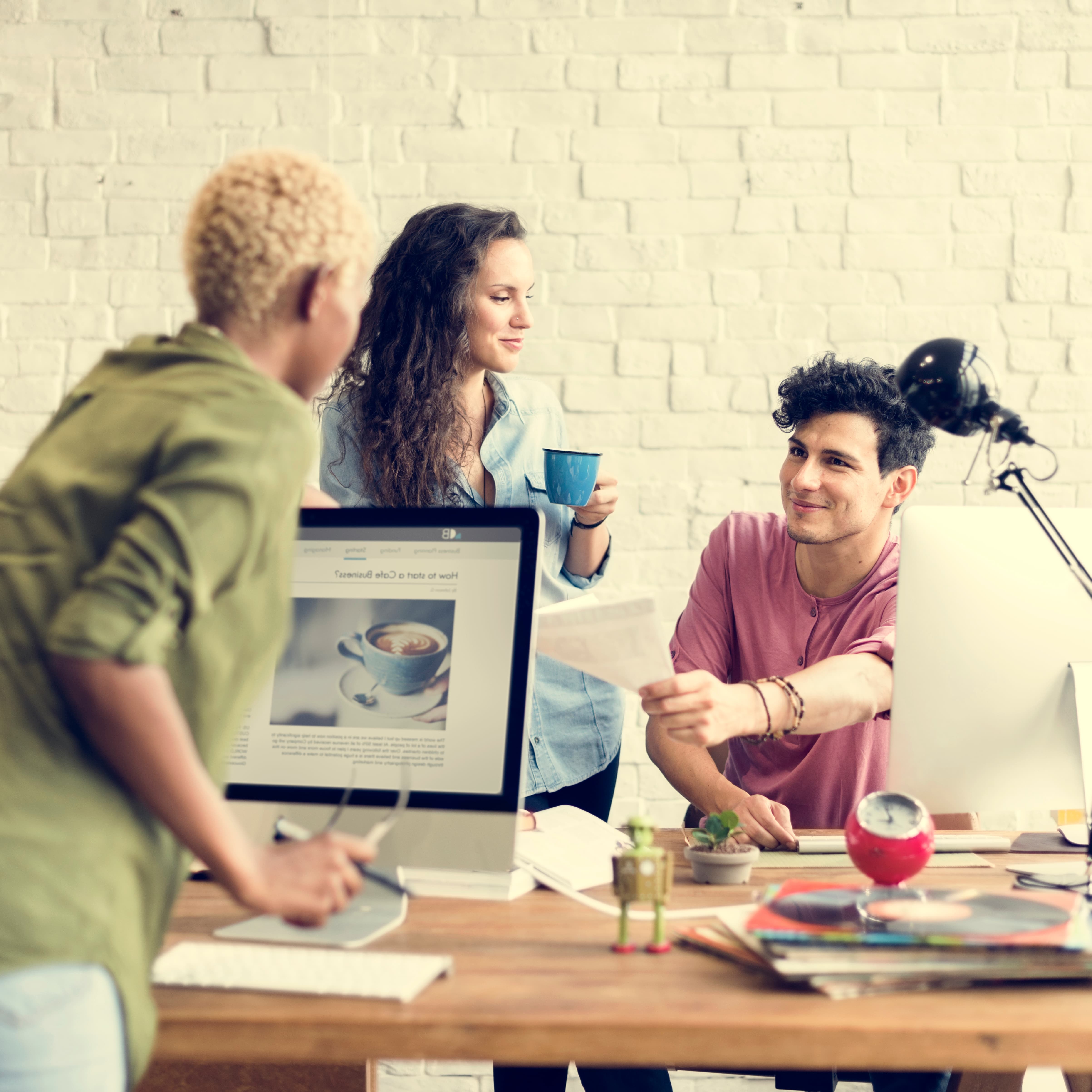 Equipo creativo analizando branding y diseño gráfico para empresas madrileñas, con pizarras y elementos corporativos