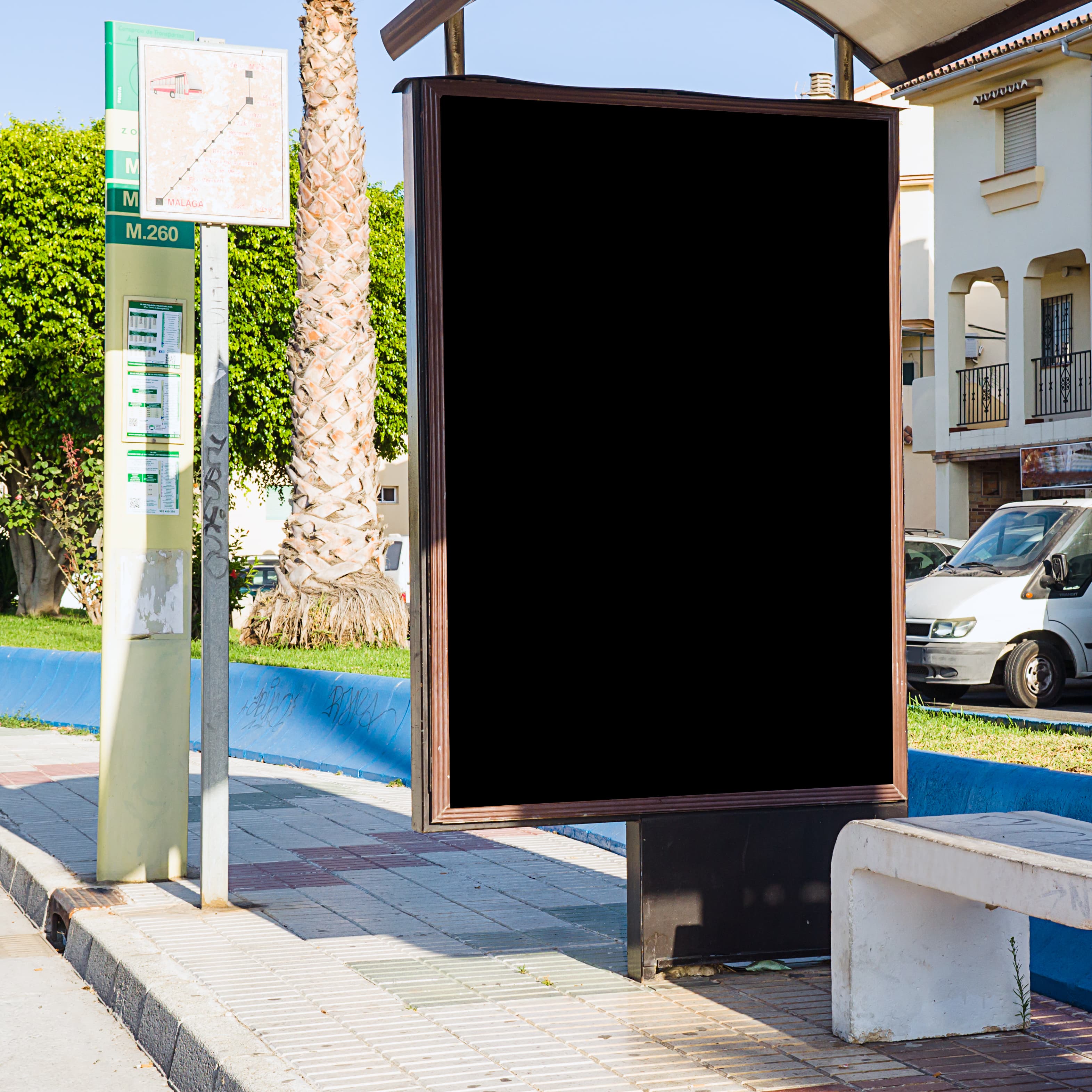 Reunión entre un cliente y agencia creativa en Madrid, revisando propuestas visuales y paletas de colores en diseño gráfico